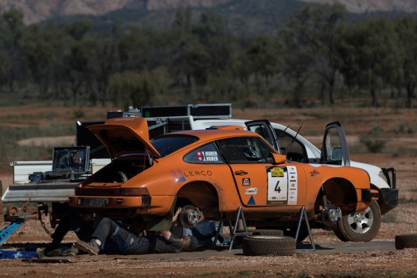 Roadside gearbox change on the Huber Porsche. 
