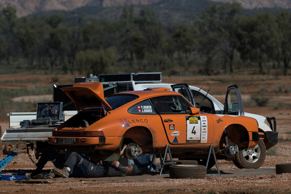 Roadside gearbox change on the Huber Porsche.